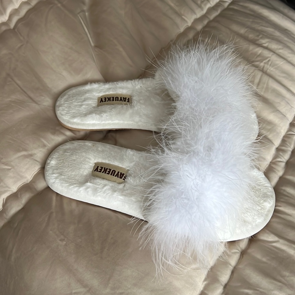 Fayuekey white fluffy bridal slippers size 6.5